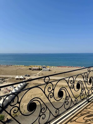 Plage privée, parasols