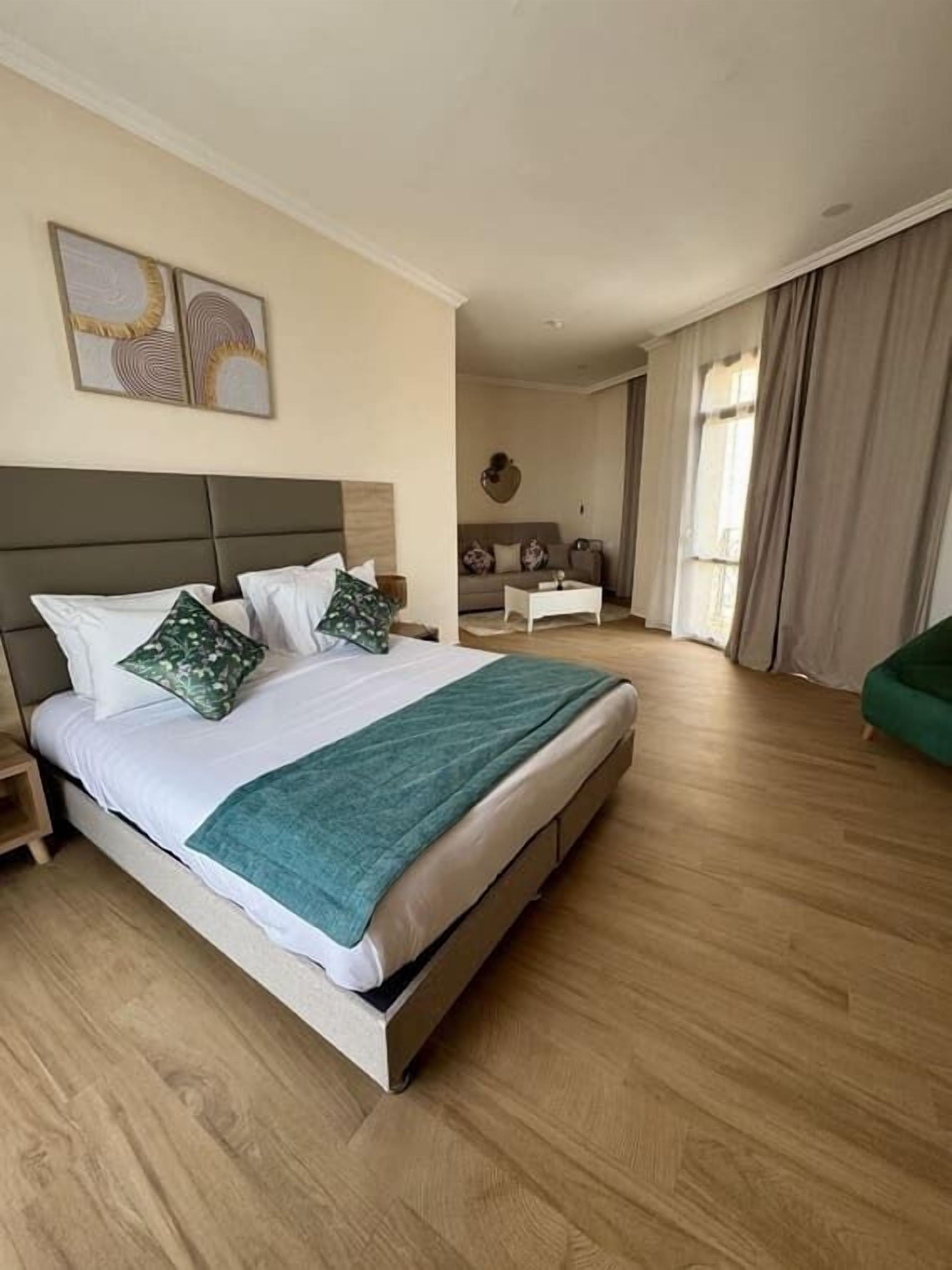 Kamar Keluarga, balkon | Brankas, meja kerja, ruang kerja ramah laptop, dan tirai kedap cahaya