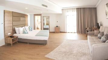 Habitación familiar, balcón | Caja fuerte, escritorio, espacio para trabajar con un portátil