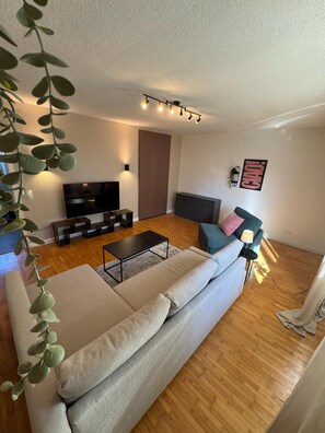 Smart TV - Bavaria Home: Apartment with terrace - kitchen - parking (Wolnzach)