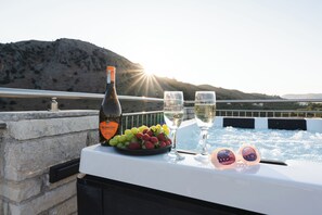 Outdoor spa tub