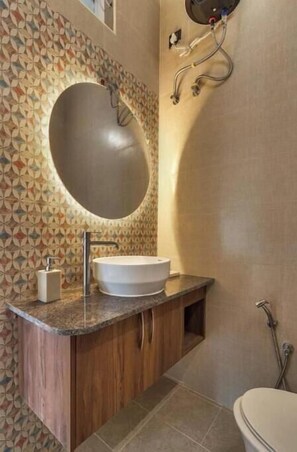 SĂšche-cheveux, bidet, serviettes fournies, savon