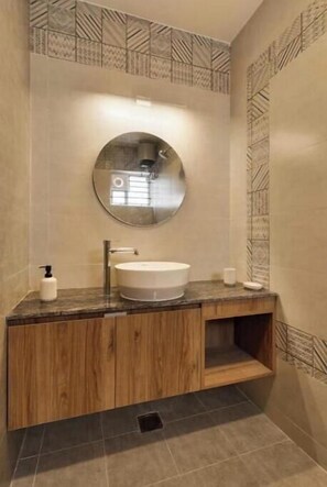 Hårtork, bidé, handdukar och tvål