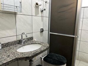 Een douche, toiletpapier