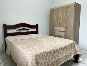 Een bureau, een strijkplank/strijkijzer, wifi, beddengoed