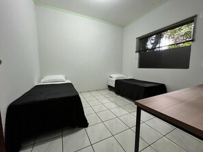 Een bureau, een strijkplank/strijkijzer, wifi, beddengoed