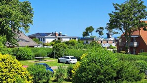 Un quartier résidentiel avec des maisons, une route et des espaces verts.