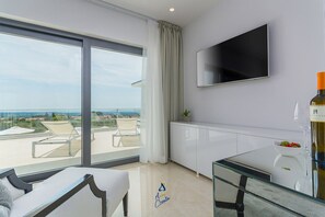 Smart-TV, Kamin, Tischtennisplatte, Bücher