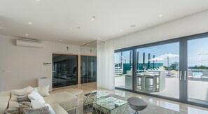 Smart TV, fireplace, ping pong, books