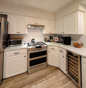 Micro-ondes, four, plaque de cuisson, lave-vaisselle