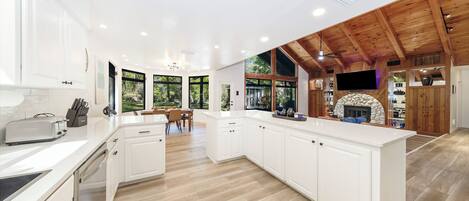 Microondas, horno, placa de cocina y lavavajillas