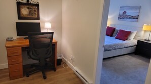 1 chambre, bureau, fer et planche à repasser, lit parapluie
