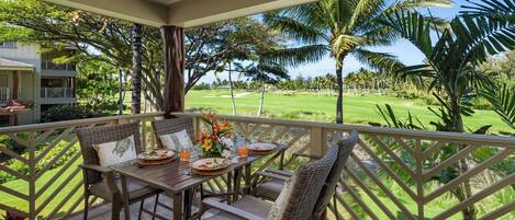Appart'hôtel, plusieurs lits, véranda, vue golf (Waikoloa Beach Villas O22) | Restauration extérieure