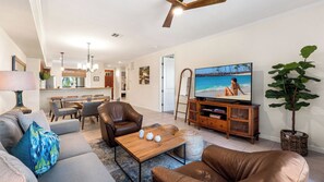 Appartement, meerdere bedden, veranda, uitzicht op golfbaan (Waikoloa Beach Villas O22) | Woonruimte | Een 42-inch flatscreentelevisie met digitale zenders