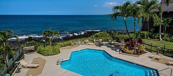 Beautiful Oceanfront - Air-conditioned - Sleeps 6 - Walk to Beach - Vrkcv