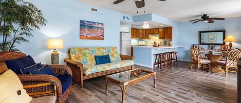 Apartment, Mehrere Betten, Veranda, eingeschränkter Meerblick (White Sands Village 210) | Wohnbereich