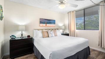 Apartment, Mehrere Betten, Veranda, eingeschränkter Meerblick (White Sands Village 210) | 2 Schlafzimmer, individuell dekoriert, individuell eingerichtet