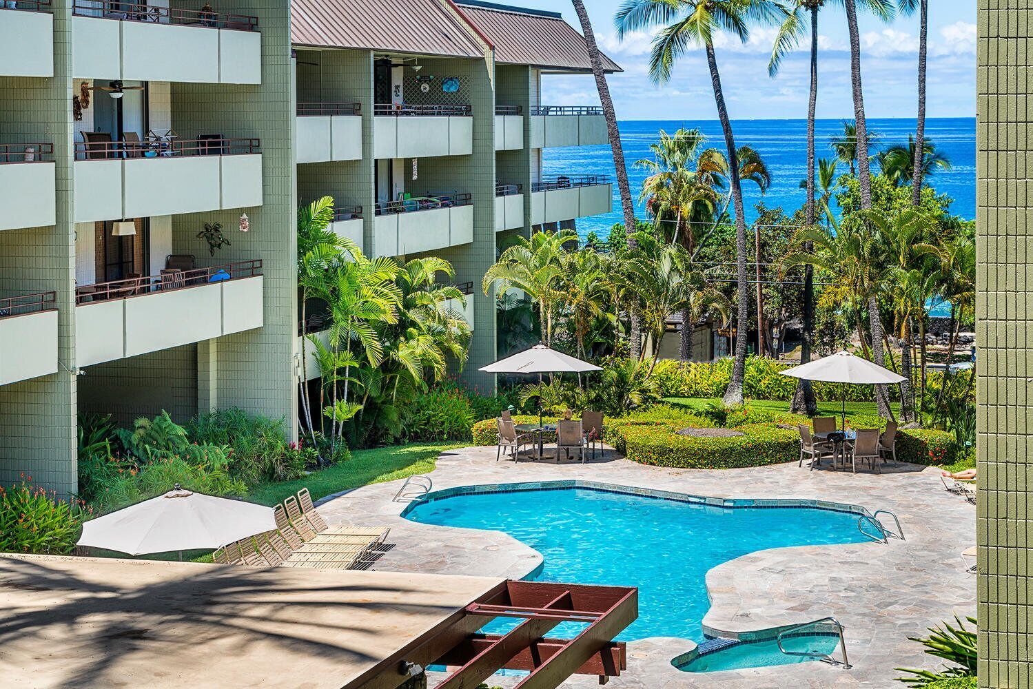 Ein Hotel mit Pool, Außenbereich und Meerblick.