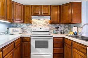 Appart'hôtel, plusieurs lits, véranda, vue partielle sur l'océan (White Sands Village 210) | Cuisine privée