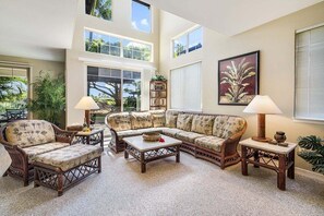 Apartment, Mehrere Betten, Veranda, Bergblick (Golf Villas at Mauna Lani L5) | Wohnbereich | 42-Zoll-Flachbildfernseher mit Digitalempfang