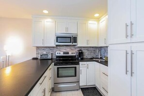 Condo, 1 King Bed with Sofa bed, Lanai, Ocean View (Kona Isle D1) | Private kitchen | Dining tables