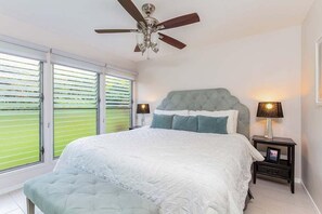 Leilighet, 1 kingsize-seng med sovesofa, lanai, havutsikt (Kona Isle D1) | 1 soverom, individuelt dekorert, individuelt innredet og sengetøy