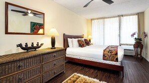 Appart'hôtel, 1 très grand lit, véranda, vue partielle sur l'océan (Kona Pacific C520.)