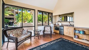 Condo, 1 giường cỡ king, lanai, quang cảnh một góc biển (Kona Pacific C520.) | Nội thất