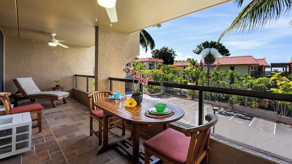 Appart'hôtel, 1 très grand lit, véranda, vue partielle sur l'océan (Kona Pacific C520.) | Restauration extérieure