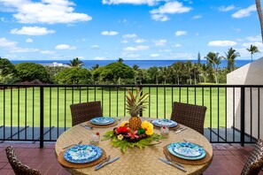 Apartamento, varias camas, lanai, vistas al mar (Country Club Villas 315) | Restaurante al aire libre