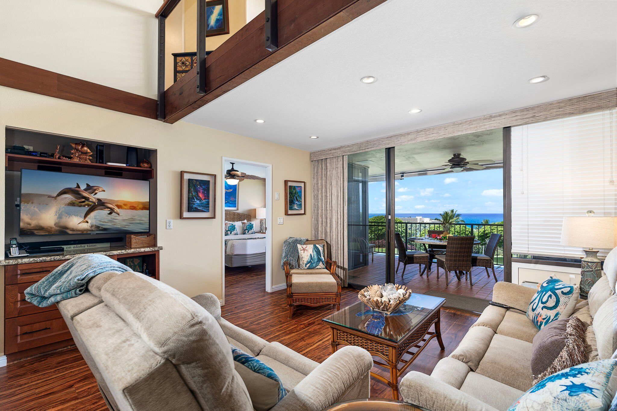 Bloc d'apartaments, diversos llits, pati hawaià, vistes a l'oceà (Country Club Villas 315) | Sala d'estar | Televisor de pantalla plana de 42 polzades amb canals digitals 