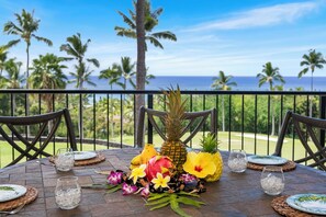 コンドミニアム ベッド (複数台) ラナイ オーシャンビュー (Country Club Villas 332) | 屋外ダイニングエリア