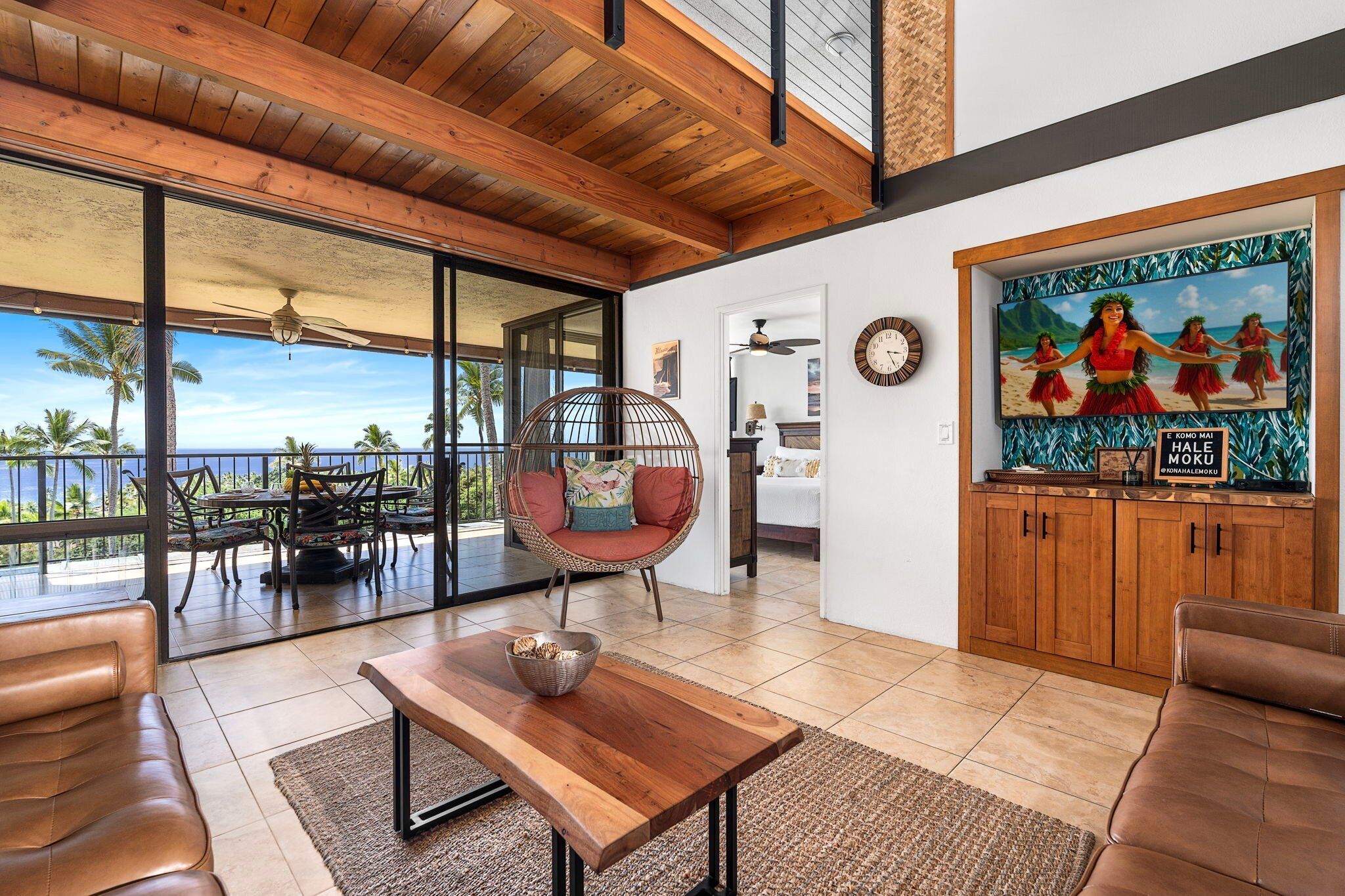 Bloc d'apartaments, diversos llits, pati hawaià, vistes a l'oceà (Country Club Villas 332) | Sala d'estar | Televisor de pantalla plana de 42 polzades amb canals digitals 