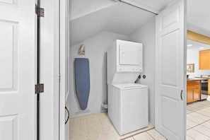 Maison mitoyenne, plusieurs lits, véranda, vue golf (Waikoloa Colony Villas 801) | Blanchisserie