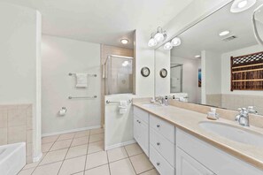 Townhouse, flere senger, lanai, utsikt mot golfbane (Waikoloa Colony Villas 801) | Bad | Håndklær