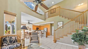 Townhouse, Beberapa Tempat Tidur, beranda, pemandangan lapangan golf (Waikoloa Colony Villas 801) | Area keluarga | Televisi layar datar 42-inci dengan saluran TV digital