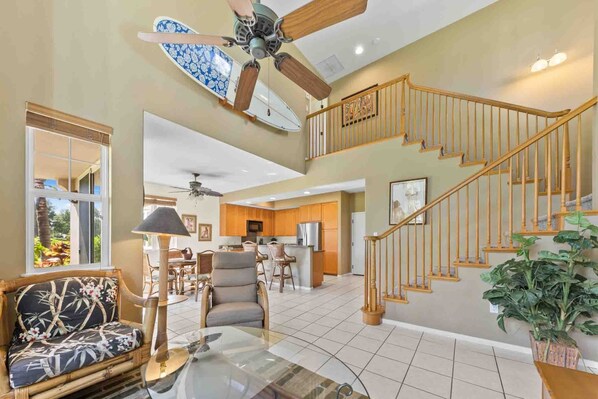 联排别墅, 多张床, 外廊, 高尔夫景观 (Waikoloa Colony Villas 801) | 起居区 | 42-英寸纯平电视（配备数码频道）