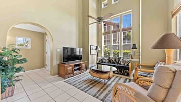 Pientalo, useita sänkyjä, lanai, näköala golfkentälle (Waikoloa Colony Villas 801) | Oleskelualue | 42–tuumainen taulutelevisio, jossa digitaalikanavat