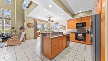 Pientalo, useita sänkyjä, lanai, näköala golfkentälle (Waikoloa Colony Villas 801) | Yksityinen keittiö | Ruokailupöytä