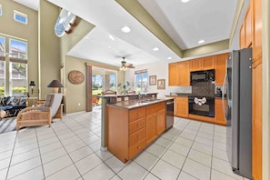 Maison mitoyenne, plusieurs lits, véranda, vue golf (Waikoloa Colony Villas 801) | Cuisine privée | Cafetière/bouilloire, tables à manger