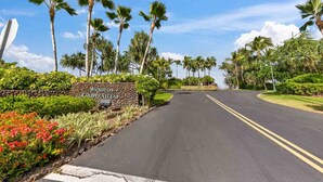 A road leading to a building with a sign reading "Wakoloa Colony Villas". - Family-friendly - Pools & Bbqs - Concierge Service - Vrkcv (Waikoloa)