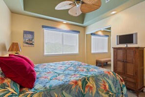 شقة - عدة أسرّة - بشرفة مسقوفة - بمنظر للمحيط (Kahaluu Beach Villas 303) | 3 عدّة غرف نوم وبديكورات فريدة لكل غرفة وطراز فريد لكل وحدة