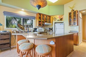 Appart'hôtel, plusieurs lits, véranda, vue océan (Kahaluu Beach Villas 303) | Cuisine privée