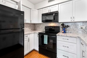 Condo, 1 King Bed, Lanai, Garden View (Casa de Emdeko 202) | Private kitchen