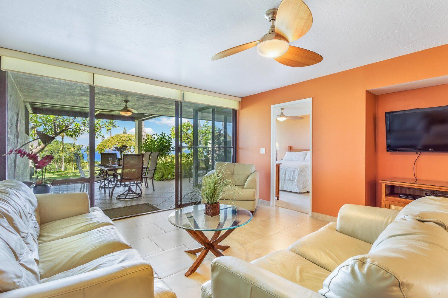 Apartment, Mehrere Betten, Veranda, Meerblick (Country Club Villas 120) | Wohnbereich | 42-Zoll-Flachbildfernseher mit Digitalempfang