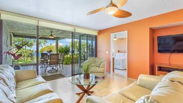 Apartment, Mehrere Betten, Veranda, Meerblick (Country Club Villas 120) | Wohnbereich | 42-Zoll-Flachbildfernseher mit Digitalempfang