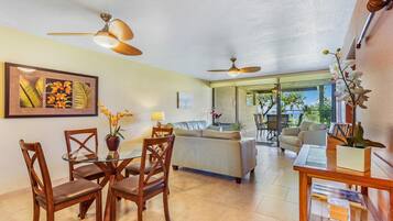 Apartment, Mehrere Betten, Veranda, Meerblick (Country Club Villas 120) | Wohnbereich | 42-Zoll-Flachbildfernseher mit Digitalempfang
