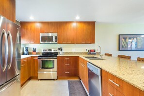 شقة - عدة أسرّة - بشرفة مسقوفة - بمنظر للمحيط (Country Club Villas 120) | مطبخ خاص | ثلاجة/مجمد بحجم كبير، ميكروويف، فرن، موقد طهي مسطح