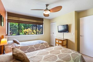 公寓式客房, 多张床, 外廊, 海洋景观 (Country Club Villas 120) | 2 多间卧室、特色装修、特色家居、床单