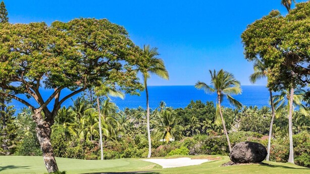 A golf course with a clear view of the ocean and palm trees. - Ocean and Golf Course Views - Pool- vrKCV (Kailua-Kona)